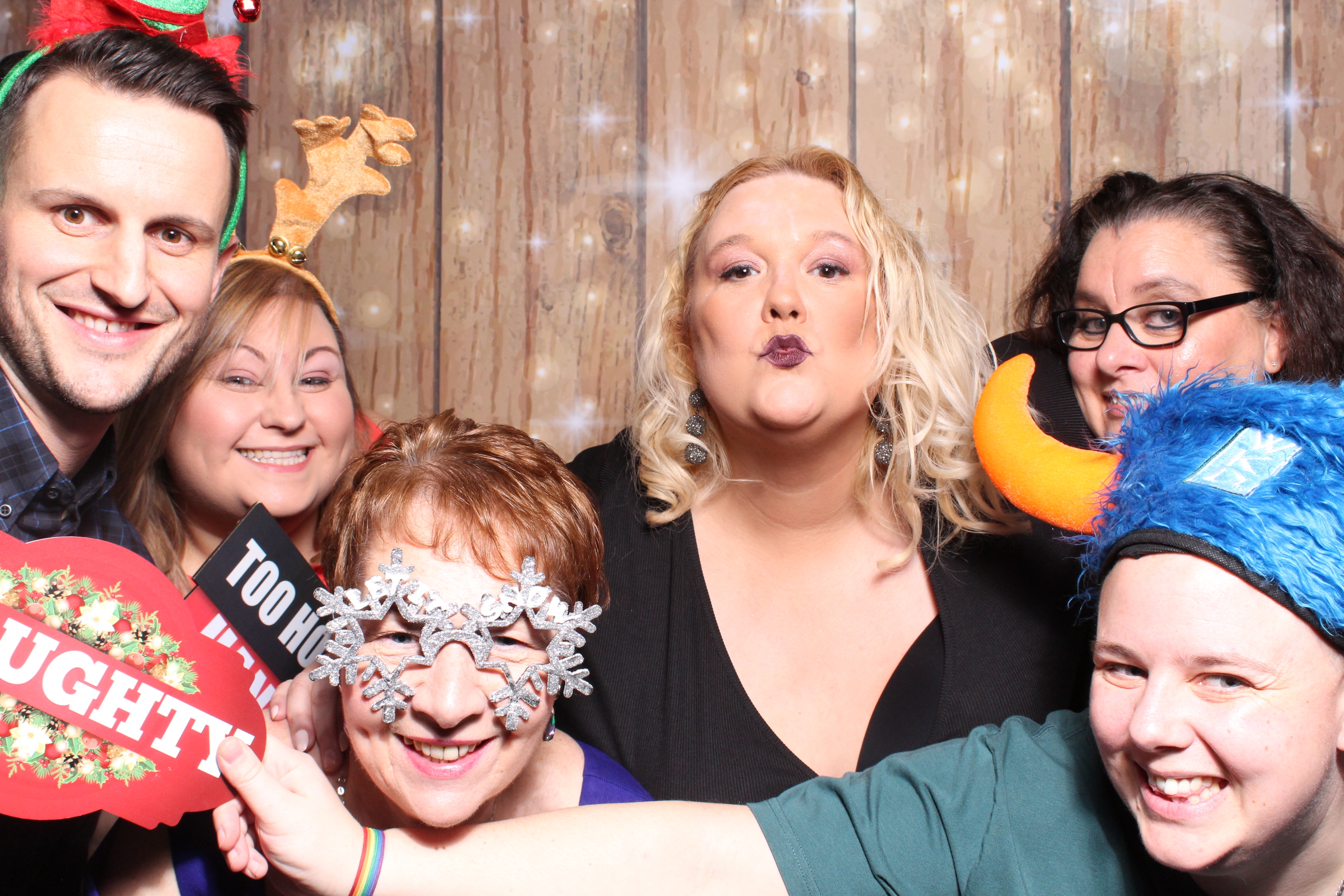 Tes Christmas party  | View more photos from the event at gallery.magicimages.uk/u/MagicImages/Tes-Christmas-party